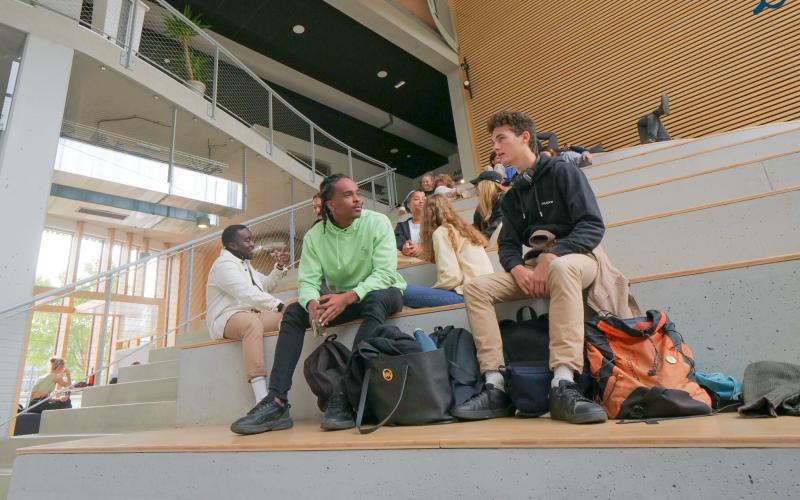 Etudiants de l'ISTOM dans l'espace de convivialité