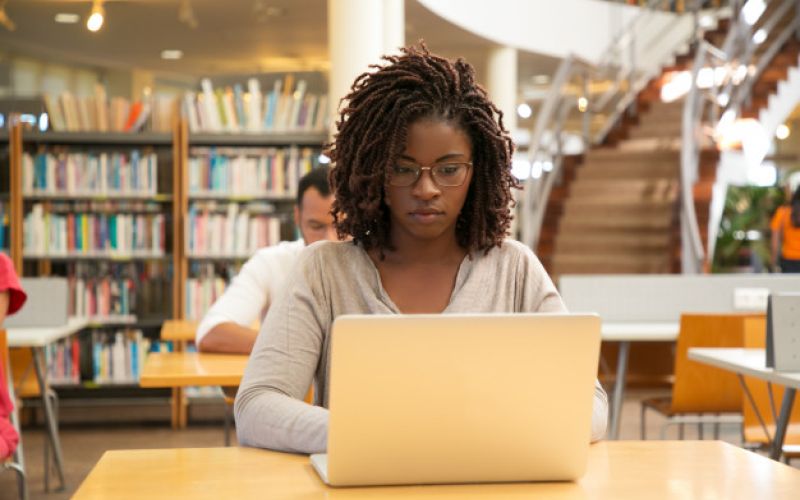 Etudiante internationale faisant des recherches sur un ordinateur